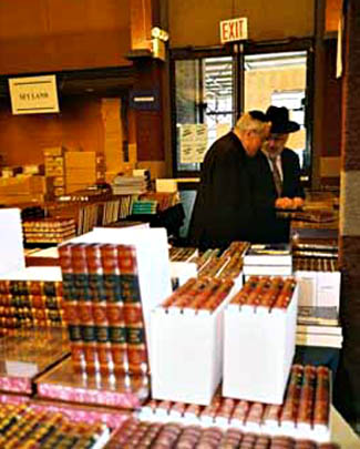 rabbi Zevulun Charlop showing Card. Jean-Marie-Lustiger the books of the Yeshiva University